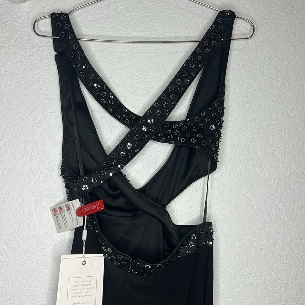 NWT Mac Duggal Black Floral Sequin Criss
Cross Bodice Side Slit Gown Size 6 - Picture 9 of 15